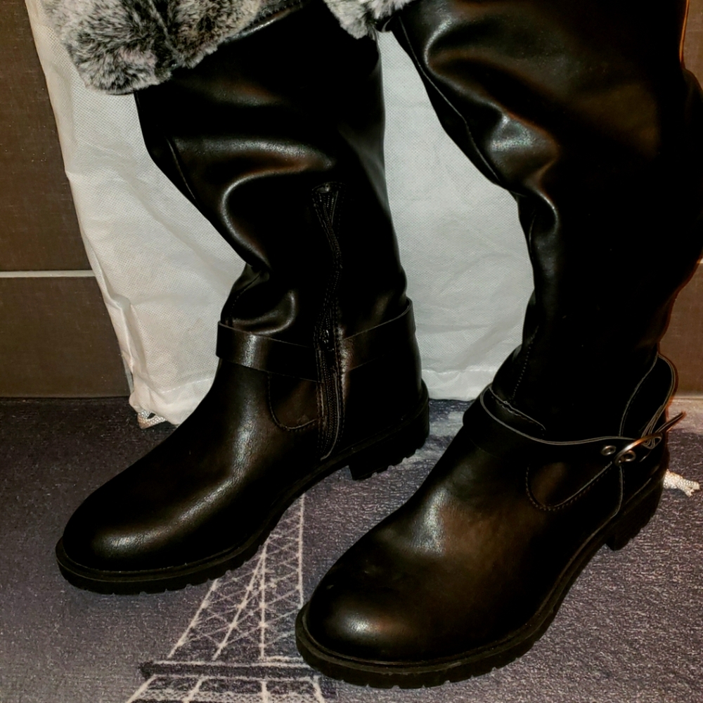 Black zip up boots with warm fur